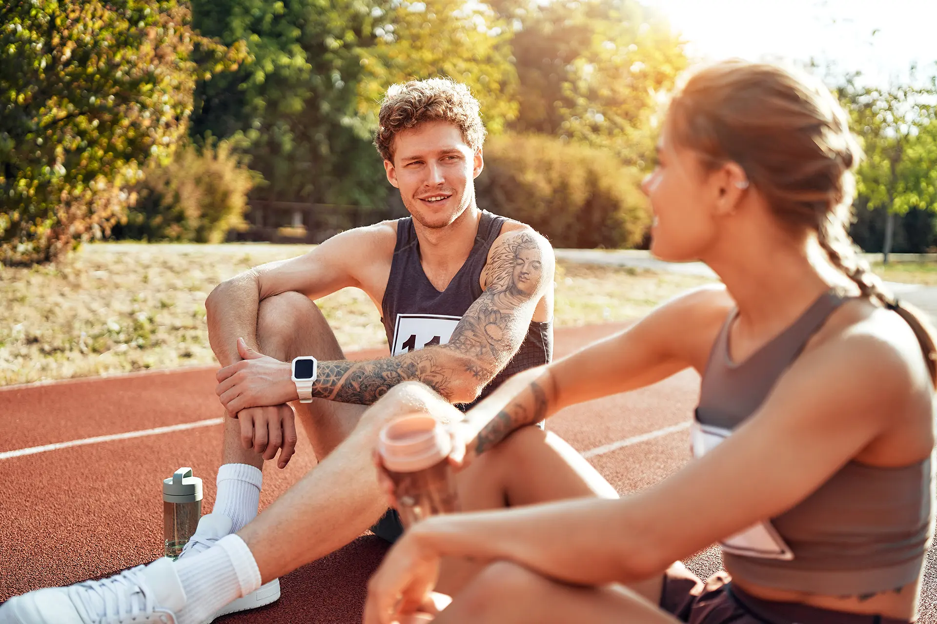 Pareja en pista de atletismo
